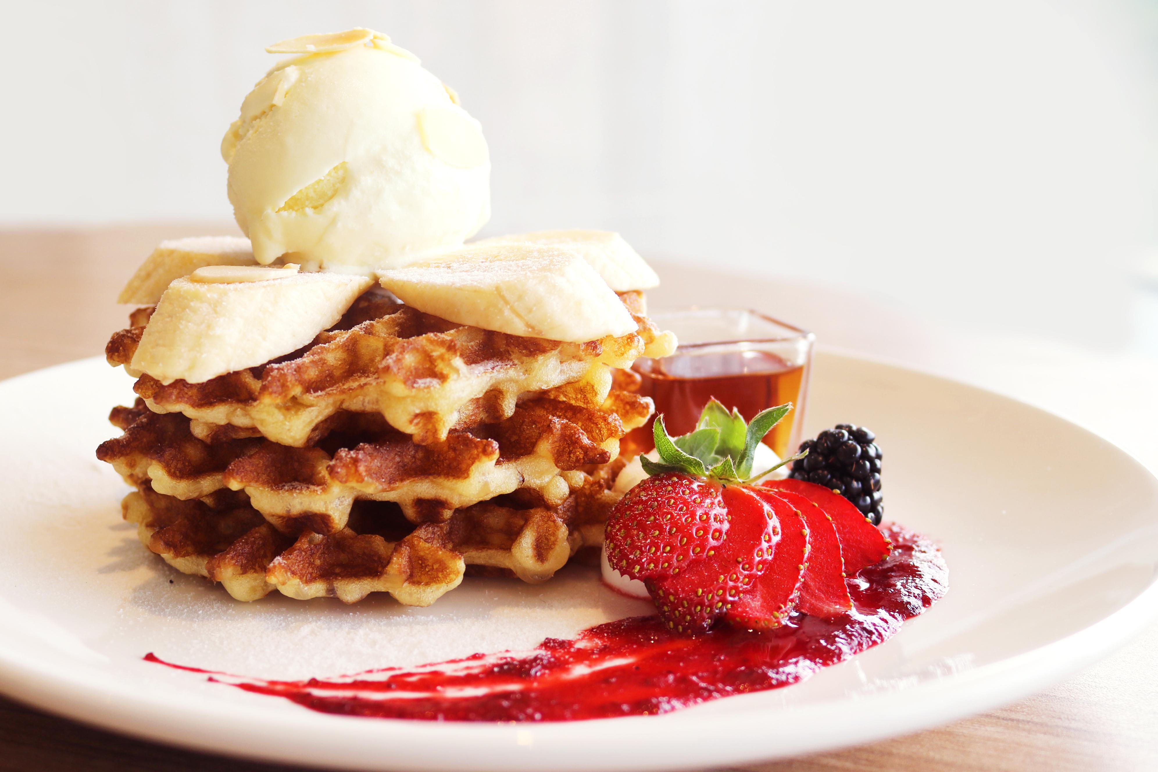 그랜드 이온 델레멘 호텔 겐팅 하일랜드 외부 사진 A Belgian waffle with fruit and ice cream