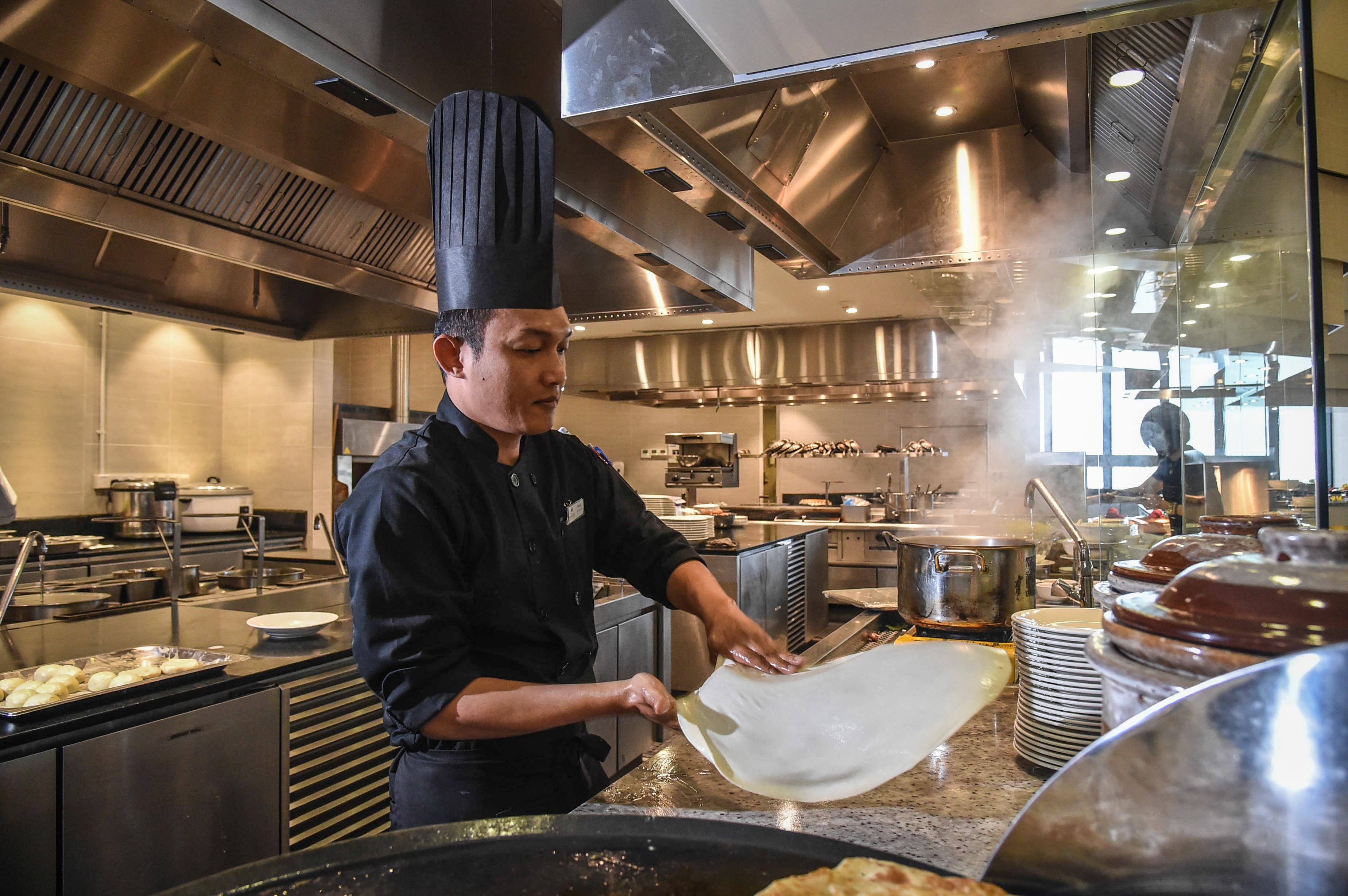 그랜드 이온 델레멘 호텔 겐팅 하일랜드 외부 사진 A chef preparing rice noodles